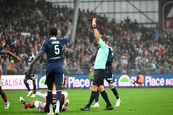 布莱顿迎法甲关键赛，赛前再遭质疑，底气十足，身体对抗强度拉满(游泳比赛禁止潜泳15米原因)