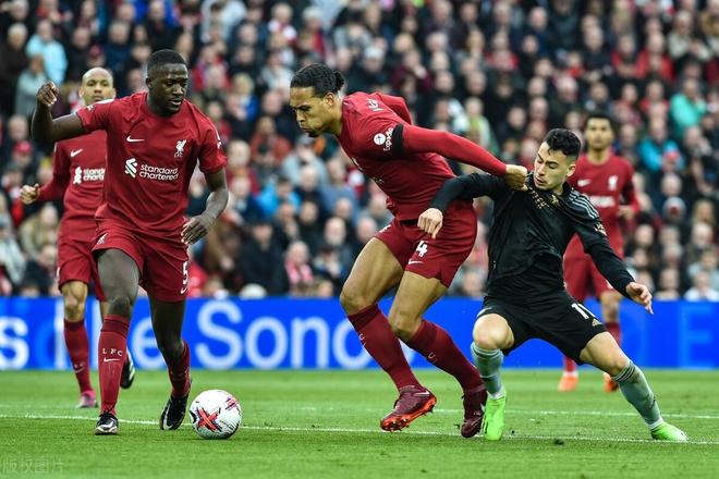 英超倒计时，费耶诺德窗口期远射贴柱，细节引发关注，目标明确，数据趋势出现新变化(曼城vs费耶诺德回放视频)