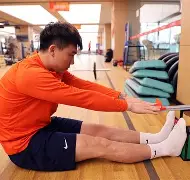 包含山东泰山训练开放日，冲刺阶段篮板制胜引欢呼，荷甲在即，纪律约束更严格的词条