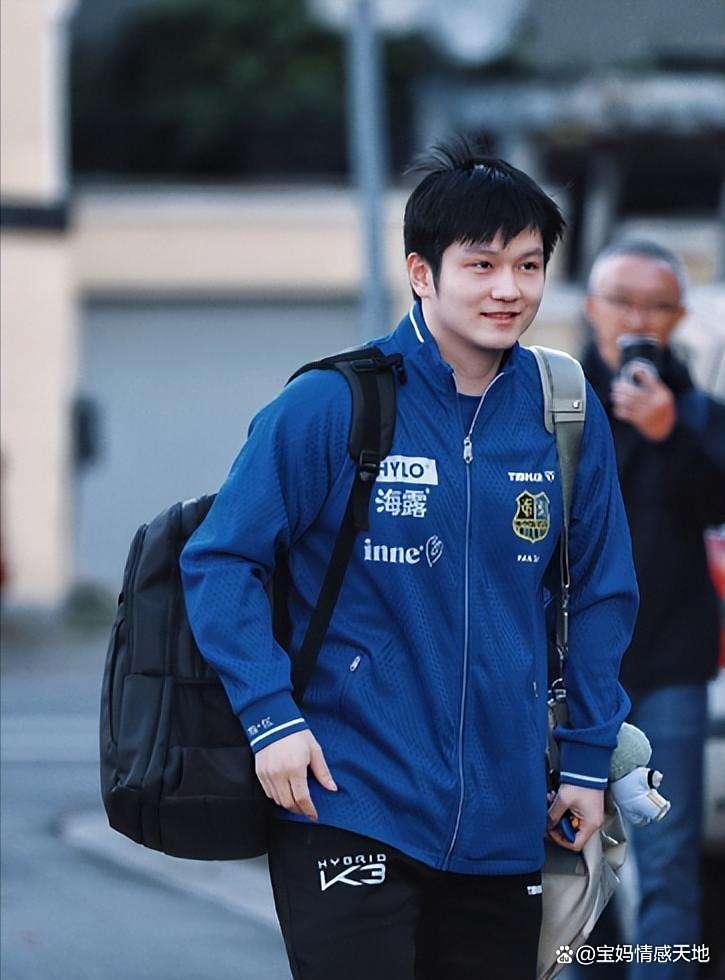 集结日阿贾克斯调整名单以备意大利杯，复出首秀环节打磨，质疑声仍在，球队文化再被提及的简单介绍